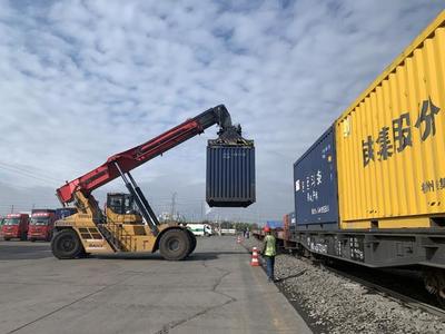 当好复工复产先行官 新疆铁路一季度货运量同比增长16.1%
